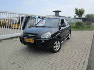 Hyundai Tucson 2.0i Active, Leer, Sidebars